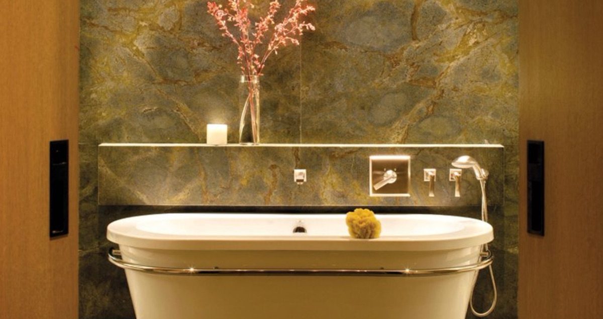 I definitely don't want to be in this bathtub during an earthquake