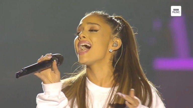 [WATCH] Ariana Grande sings ‘Somewhere Over the Rainbow’ at One Love Manchester