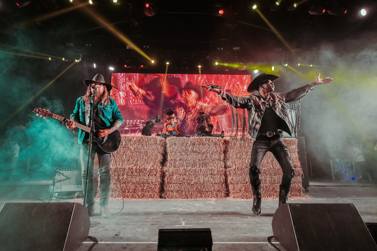 Video Lil Nas X And Billy Ray Cyrus Perform Old Town Road